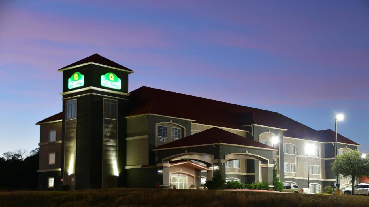 La Quinta By Wyndham Glen Rose Hotel Exterior photo